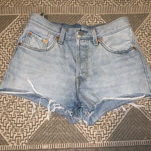 Light Wash Levi’s Denim Shorts